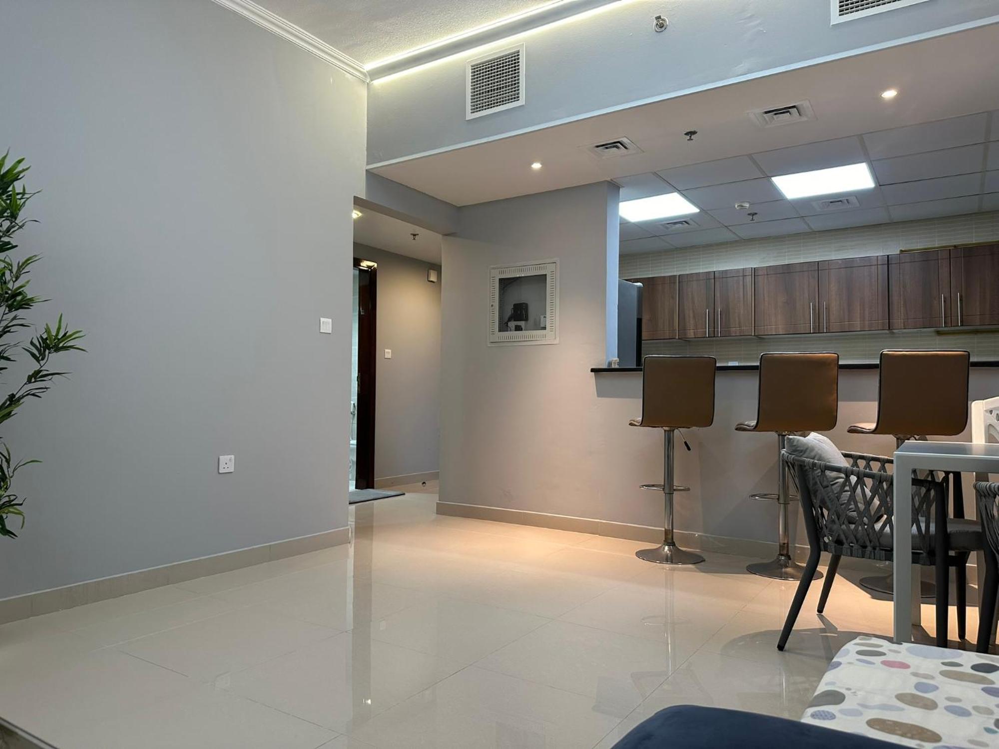 Luxurious And Spacious One Bedroom In The Heart Of *
